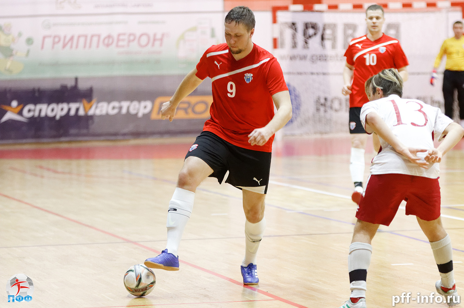В чемпионате Подольска по мини-футболу тройка лидеров ушла в отрыв